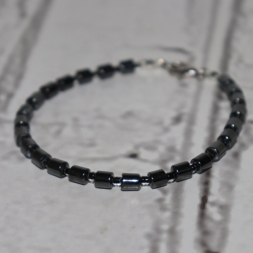 NWOT Natural hematite and glass beaded Bracelet 7.5"